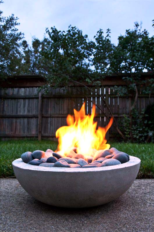 Modern Round Bowl Fire Pit With Black Pebbles #firepit #firepitideas #diy #garden #decorhomeideas