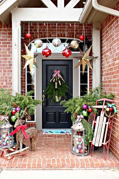 55 Best Front Porch Christmas Decorations for 2023 | Decor Home Ideas
