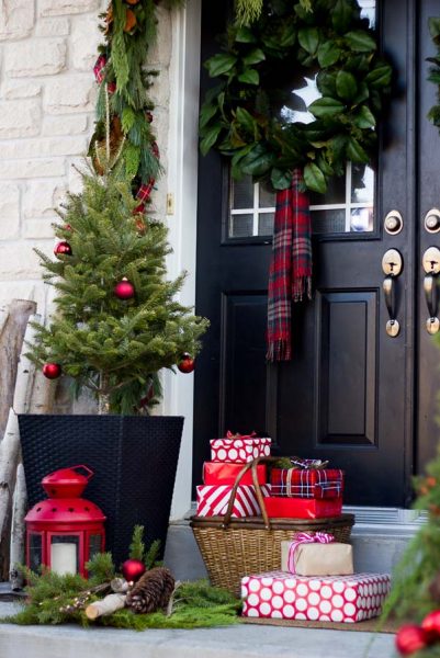 55 Best Front Porch Christmas Decorations for 2023 | Decor Home Ideas