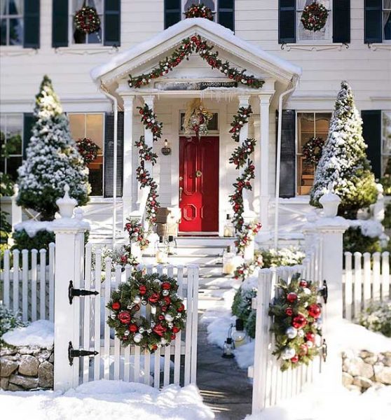 55 Best Front Porch Christmas Decorations for 2024 | Decor Home Ideas