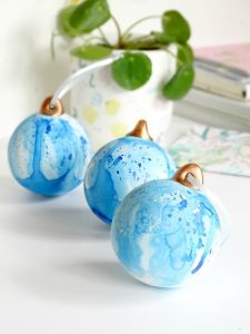19+ Irresistibly Charming Christmas Decorations In Silver, Blue and ...