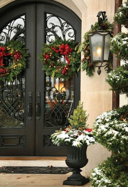 20 Most Inviting Christmas Front Door Decorations