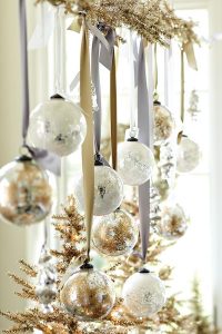 20+ Amazing Christmas Decorations In Silver And Gold