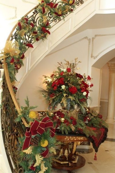 20 Amazing Christmas Staircases Decorated Beyond Imagination