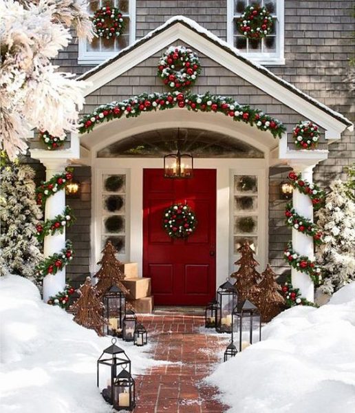 20 Most Inviting Christmas Front Door Decorations