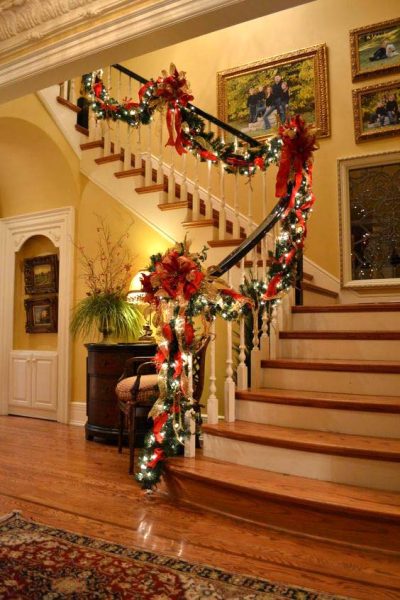 20 Amazing Christmas Staircases Decorated Beyond Imagination