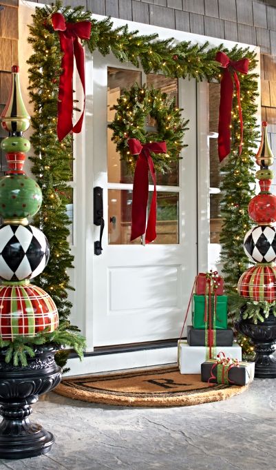 20 Most Inviting Christmas Front Door Decorations | Decor Home Ideas