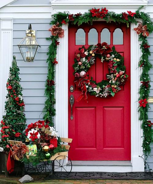 19 Classic Red Christmas Decorations That Are Timeless