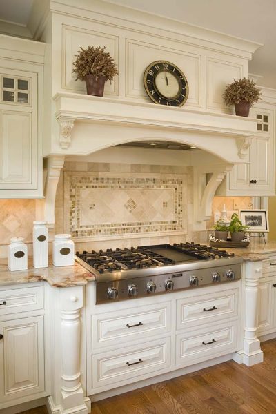 32 Best Antique White Kitchen Cabinets For 2024 Decor Home Ideas   Antique White Kitchen With Art Stove 400x600 