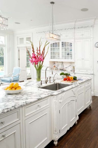 32 Best Antique White Kitchen Cabinets For 2024 Decor Home Ideas   Snow White Traditional Kitchen 400x600 