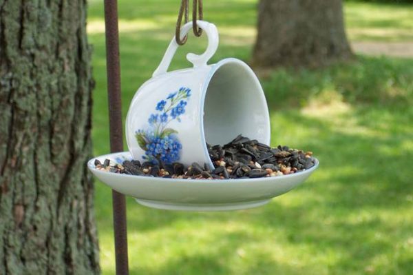 DIY Teacup Bird Feeder #repurpose #reuse #kitchen #utensil #decorhomeideas
