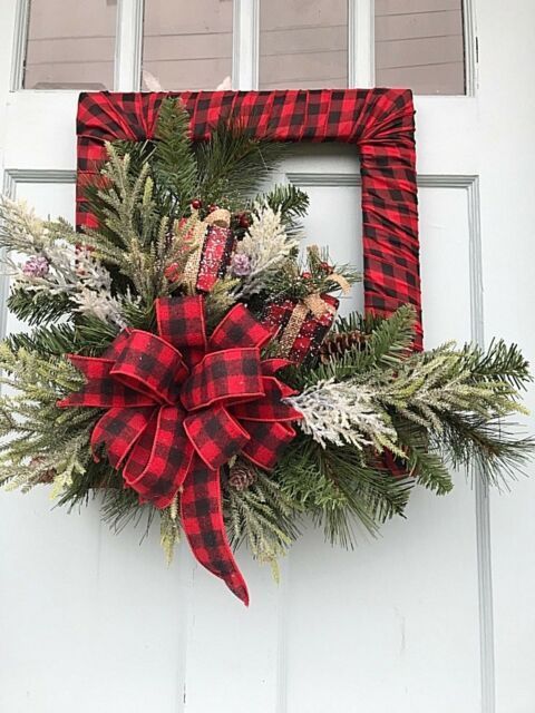 Buffalo Plaid Christmas Front Door Decoration #Christmas #buffalocheck #diy #decorhomeideas