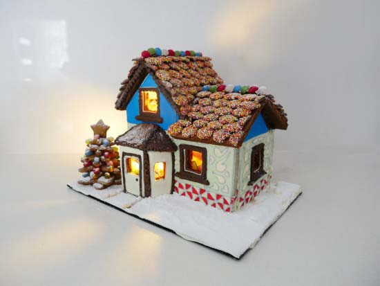 Cozy Gingerbread House #Christmas #gingerbread #house #decorhomeideas