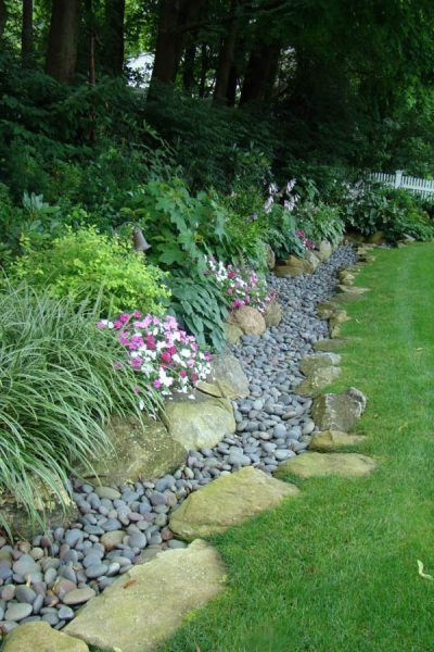 20 Fabulous Garden Bed Edgings With Pebbles And Rocks | Decor Home Ideas