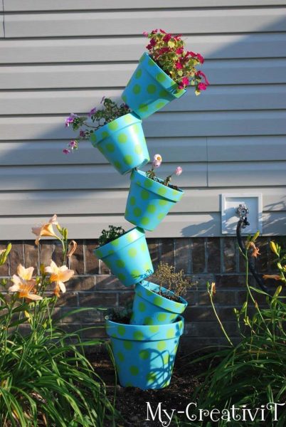 25 Beautiful DIY Flower Tower Ideas To Spruce Up Your Garden