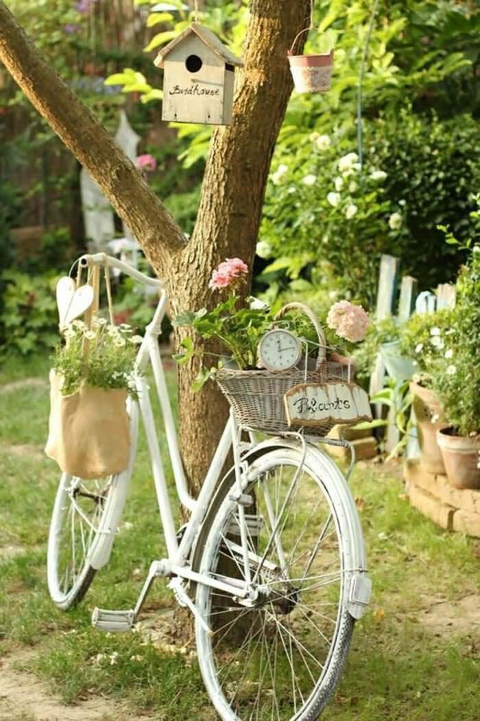 Vintage Garden Décor with Flowers #vintage #garden #decoration #decorhomeideas