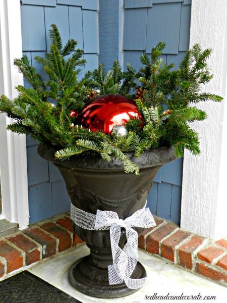 20 Fantastic Ways To Decorate With Urns For Christmas