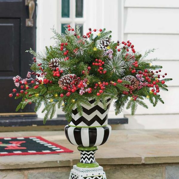 20 Fantastic Ways To Decorate With Urns For Christmas