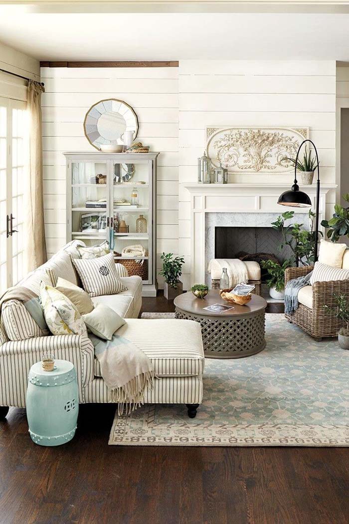 Inviting Livingroom with Striped Linen Couch #frenchcountry #decor #decorhomeideas