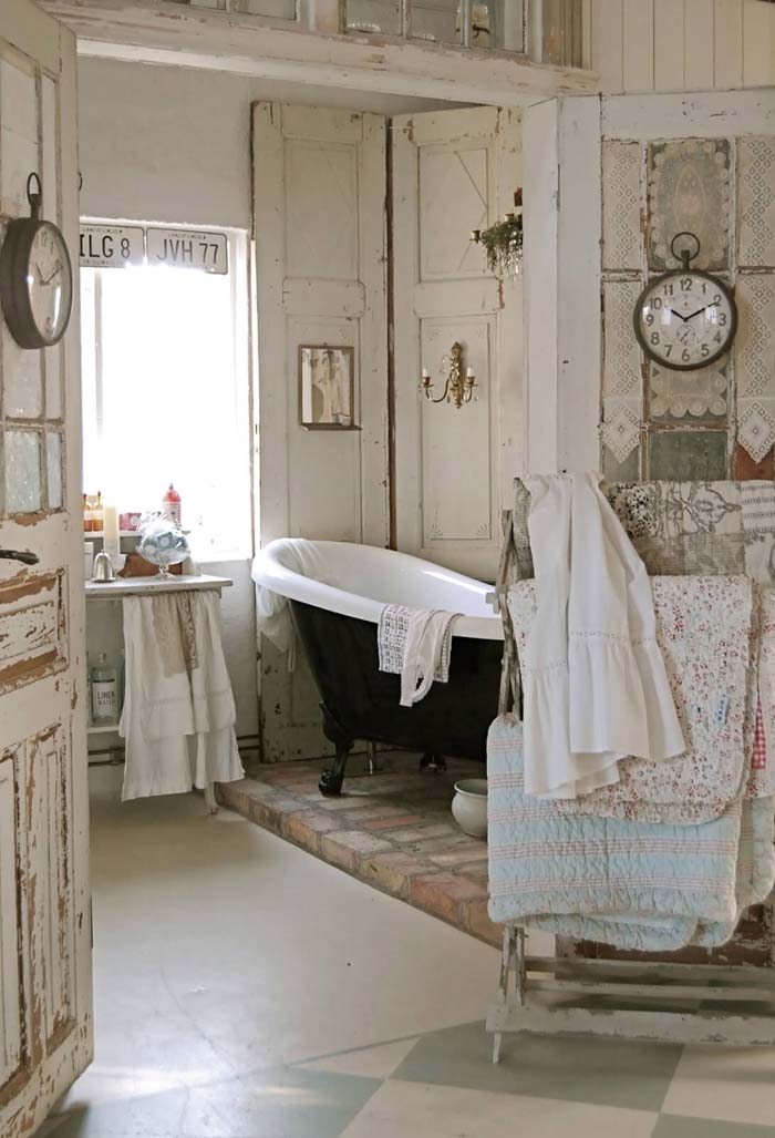 Vintage Bathroom with Quilt Rack #shabbychic #bathroom #decorhomeideas