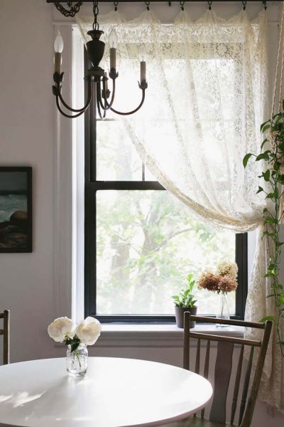 30 Rustic Farmhouse Window Treatment Ideas And Designs   Side Gathered Lacy Curtains With Clips 400x600 