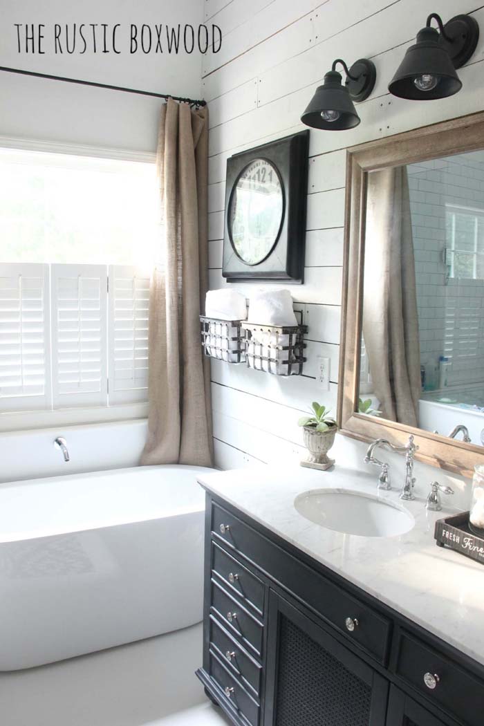 Black, White, and Gold Bathroom Dеcor #farmhousebathroom #bathroom #decorhomeideas