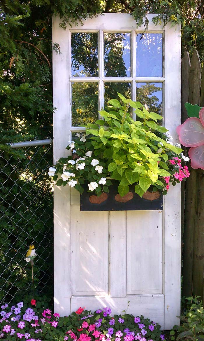 Standing Door with Blooming Flower Box #olddooroutdoordecor #olddoorgarden #decorhomeideas