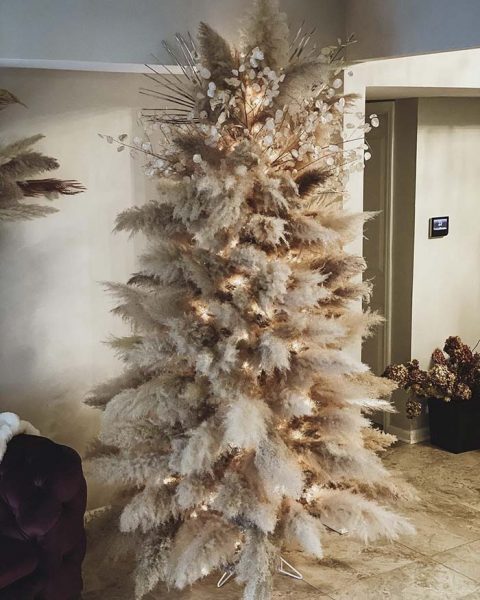 18 Amazing Pampas Grass Christmas Trees That Are This Season's Newest Trend