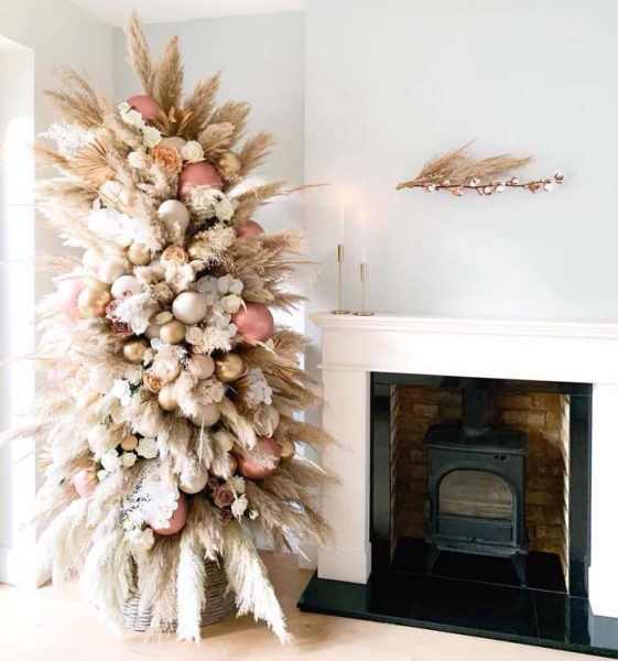 18 Amazing Pampas Grass Christmas Trees That Are This Season's Newest Trend