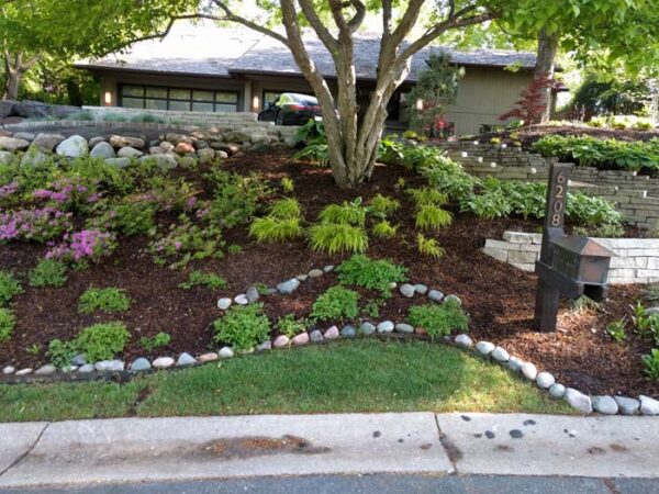 28 Beautiful Front Yard Landscaping Ideas With Rocks and Mulch