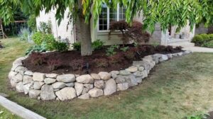 28 Beautiful Front Yard Landscaping Ideas With Rocks and Mulch