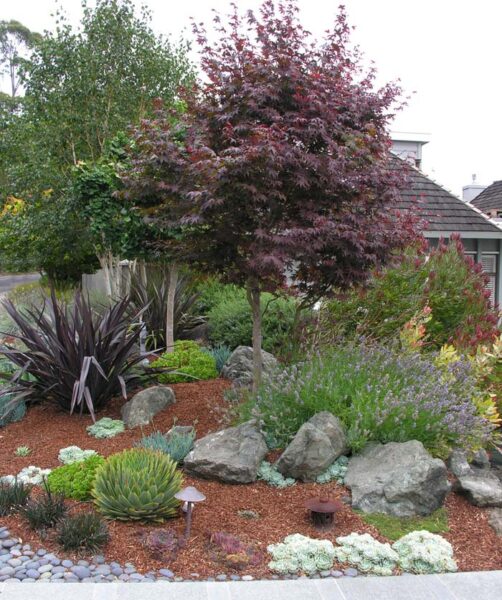 28 Beautiful Front Yard Landscaping Ideas With Rocks and Mulch