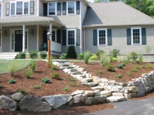 28 Beautiful Front Yard Landscaping Ideas With Rocks and Mulch