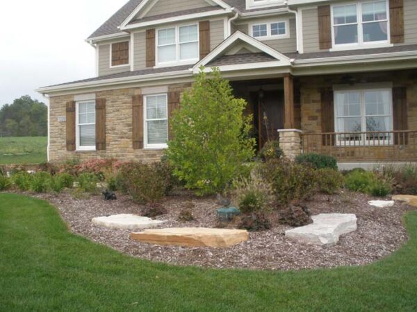 28 Beautiful Front Yard Landscaping Ideas With Rocks and Mulch