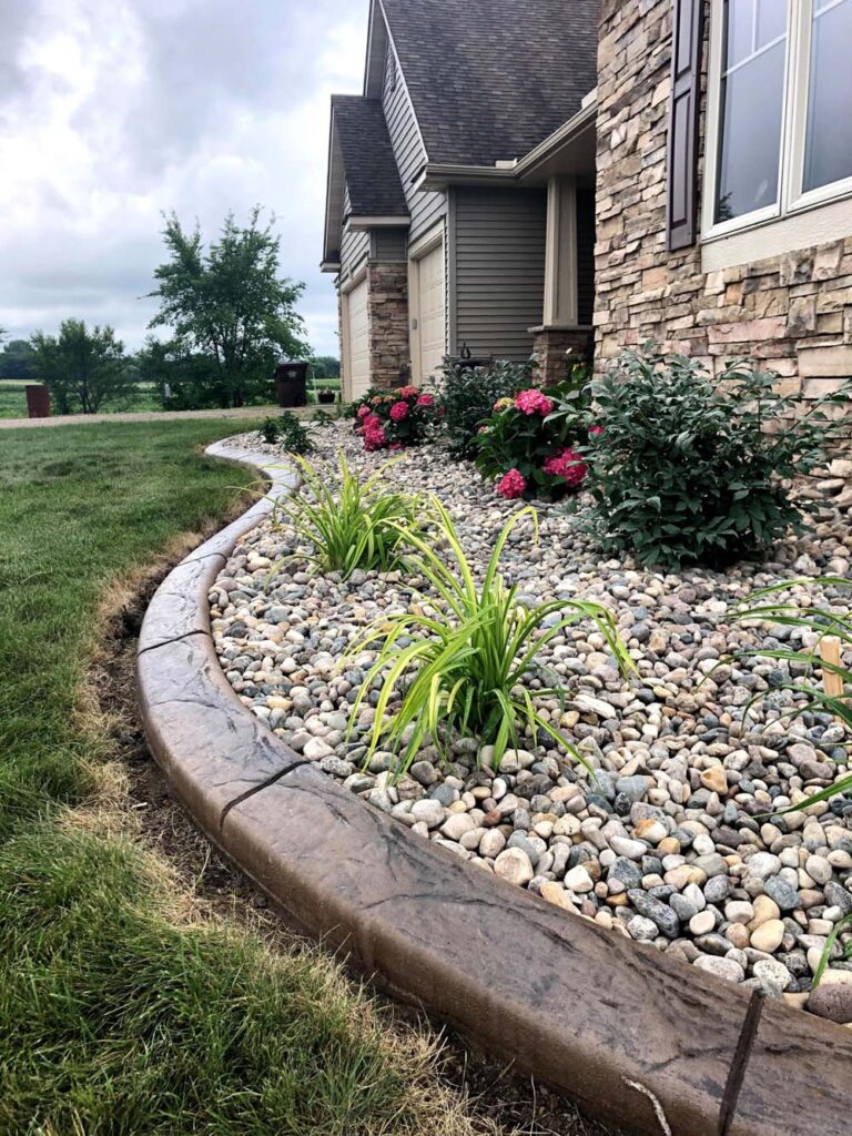 27 Amazing Front Yard River Rock Landscaping Ideas To Wow Your Neighbors