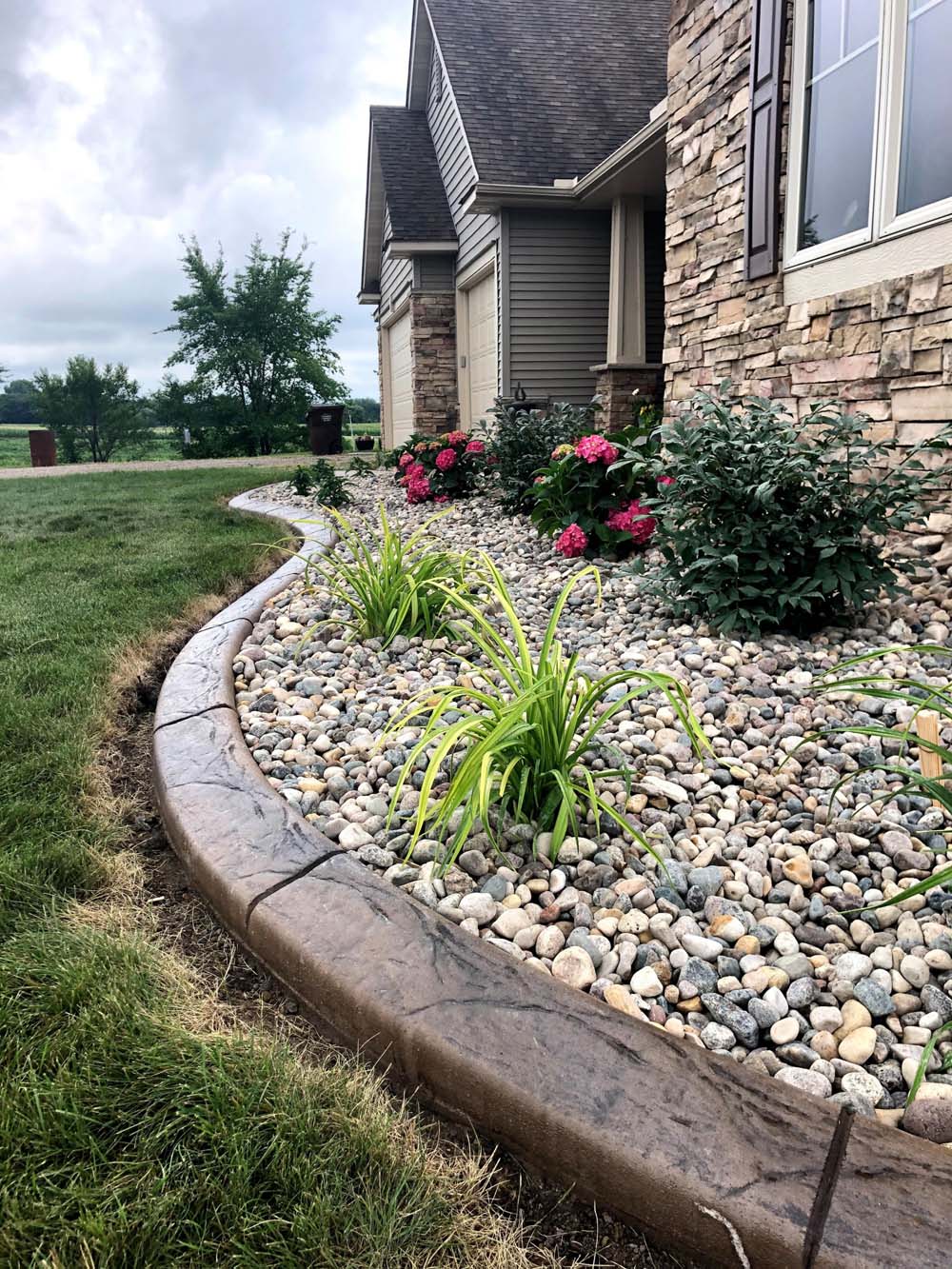 Front Yard River Rock Landscaping Ideas 2 