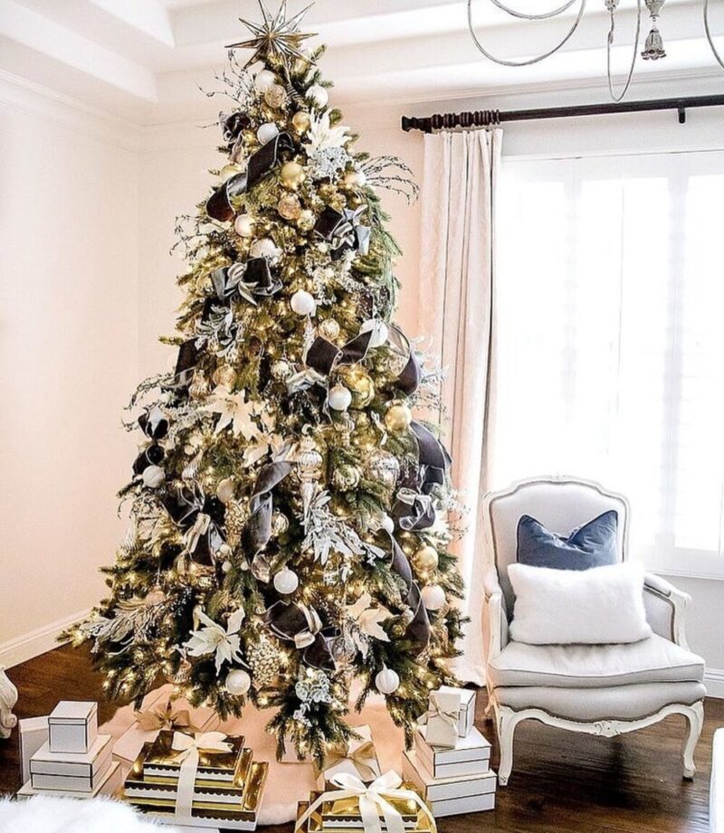 25 Luxurious Black and Gold Christmas Decor Ideas