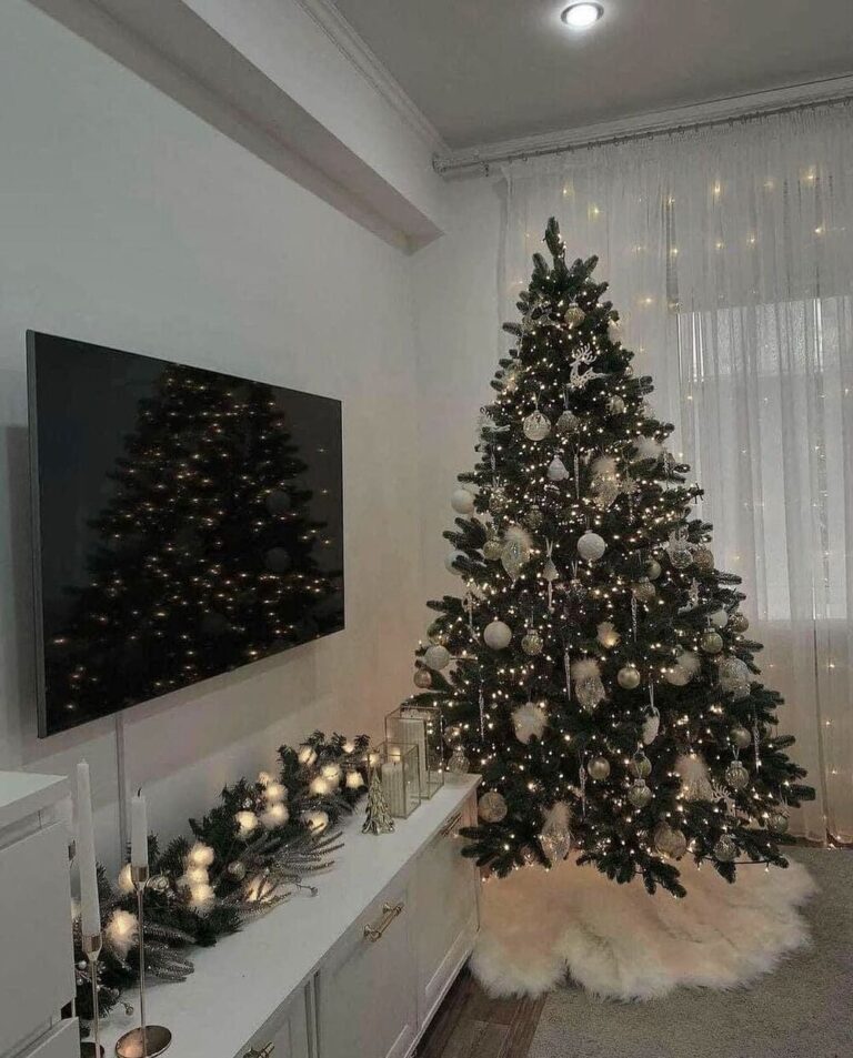 25 Luxurious Black and Gold Christmas Decor Ideas