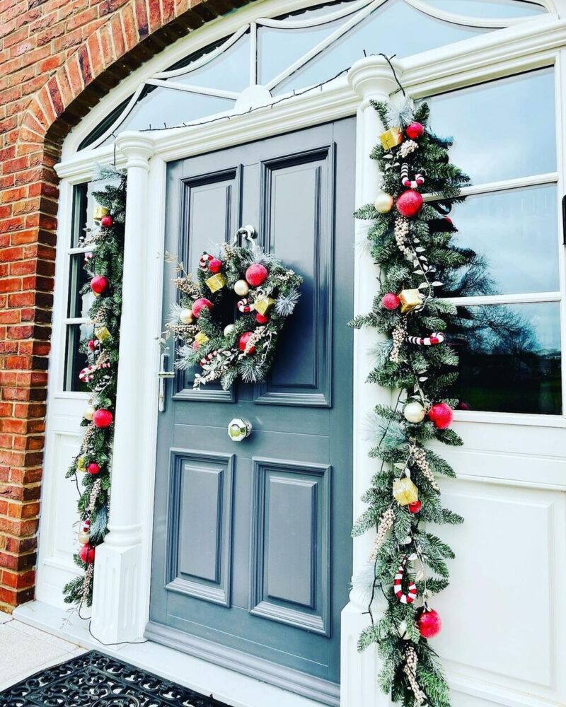 25 Enchanting Christmas Front Door Decor Ideas to Welcome the Season in ...