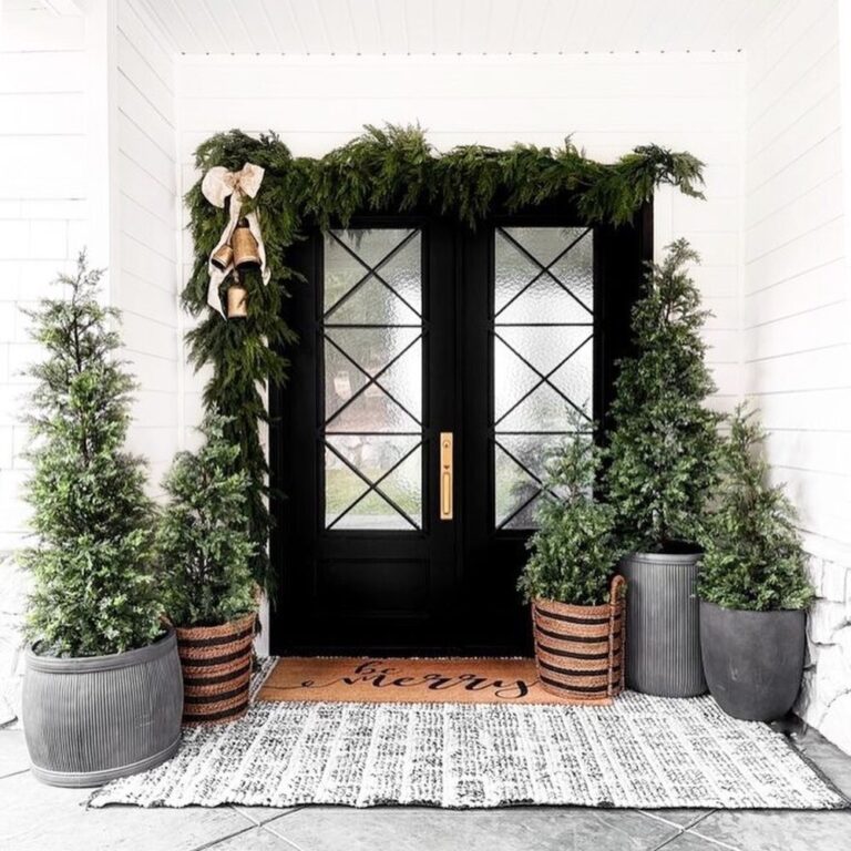 25 Enchanting Christmas Front Door Decor Ideas to Welcome the Season in ...