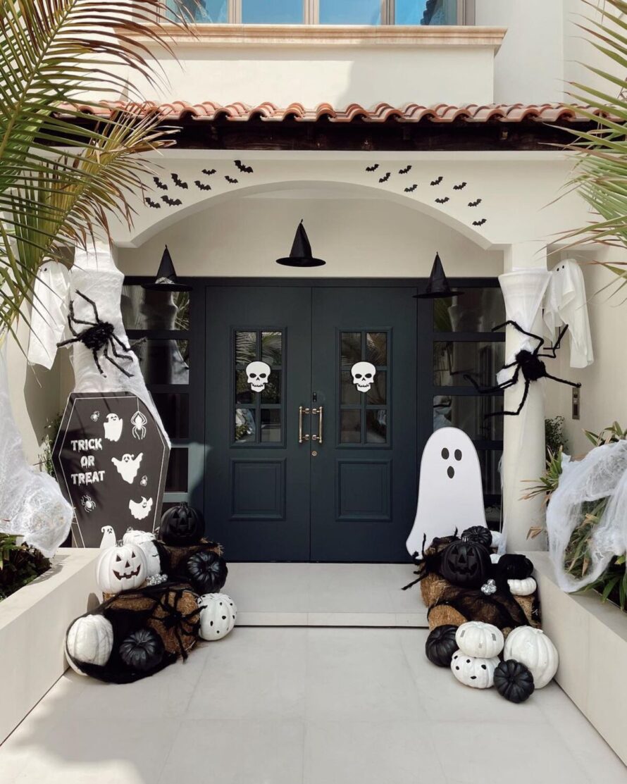 spooktacular halloween front porch ideas 12