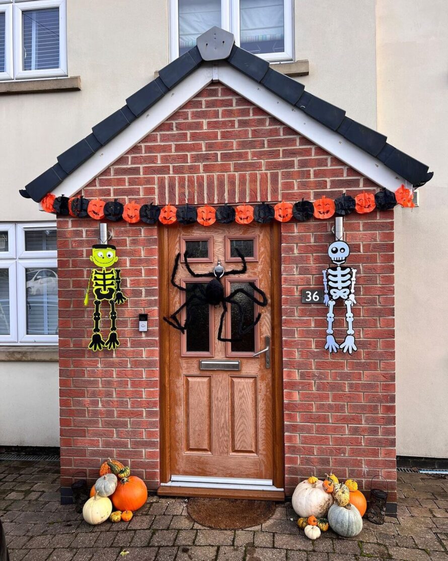 spooktacular halloween front porch ideas 14