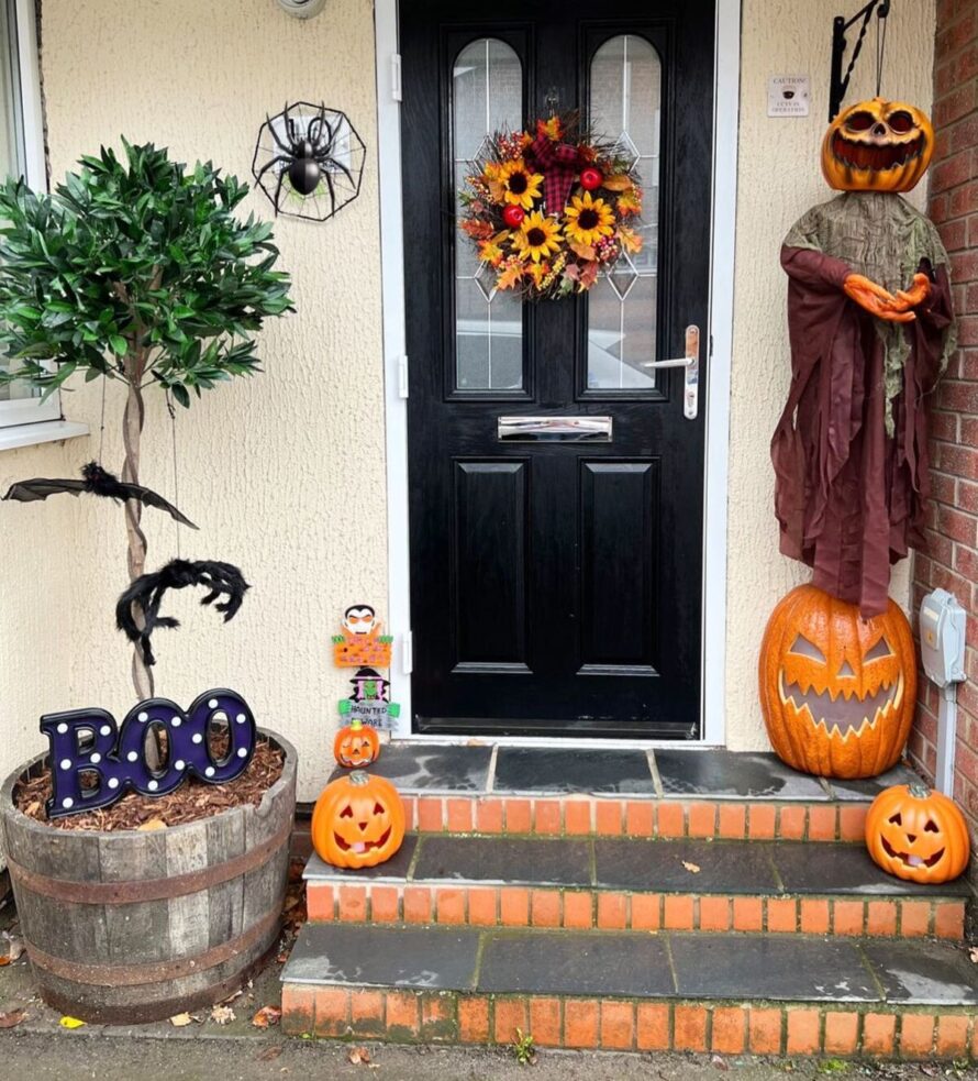 spooktacular halloween front porch ideas 2