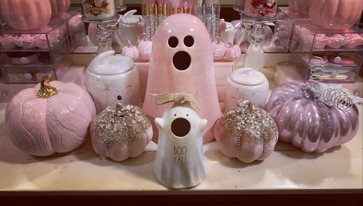 charming pink halloween decor ideas 11