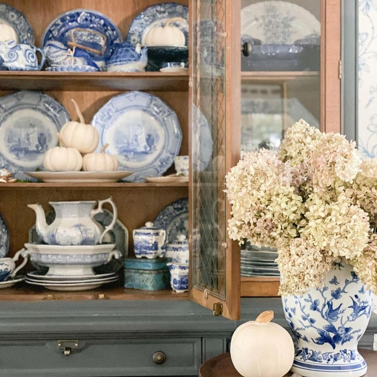 enchanting blue fall decor ideas 15