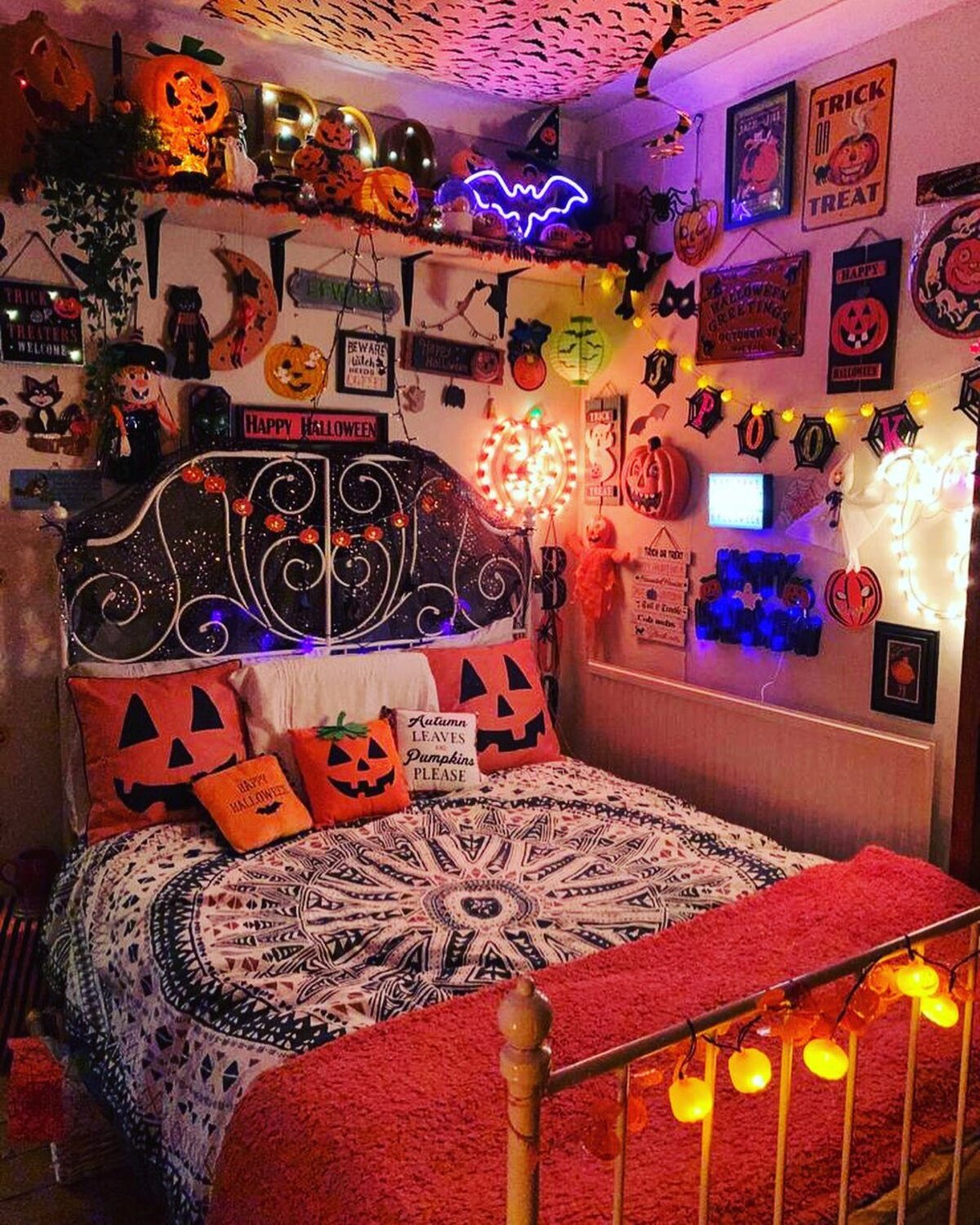 spooky halloween bedroom decor ideas 12