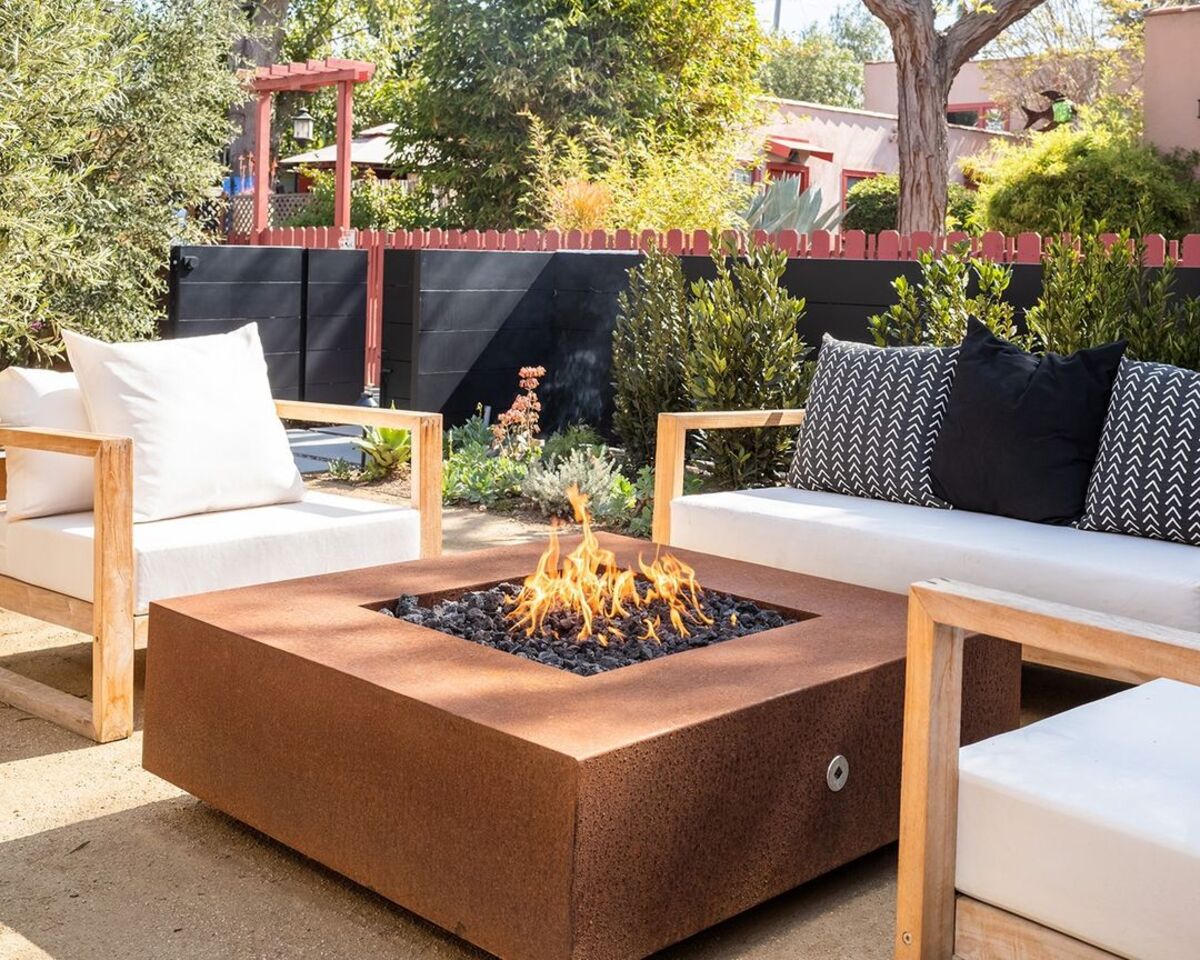 trendy outdoor fireplace and fire pit designs 5