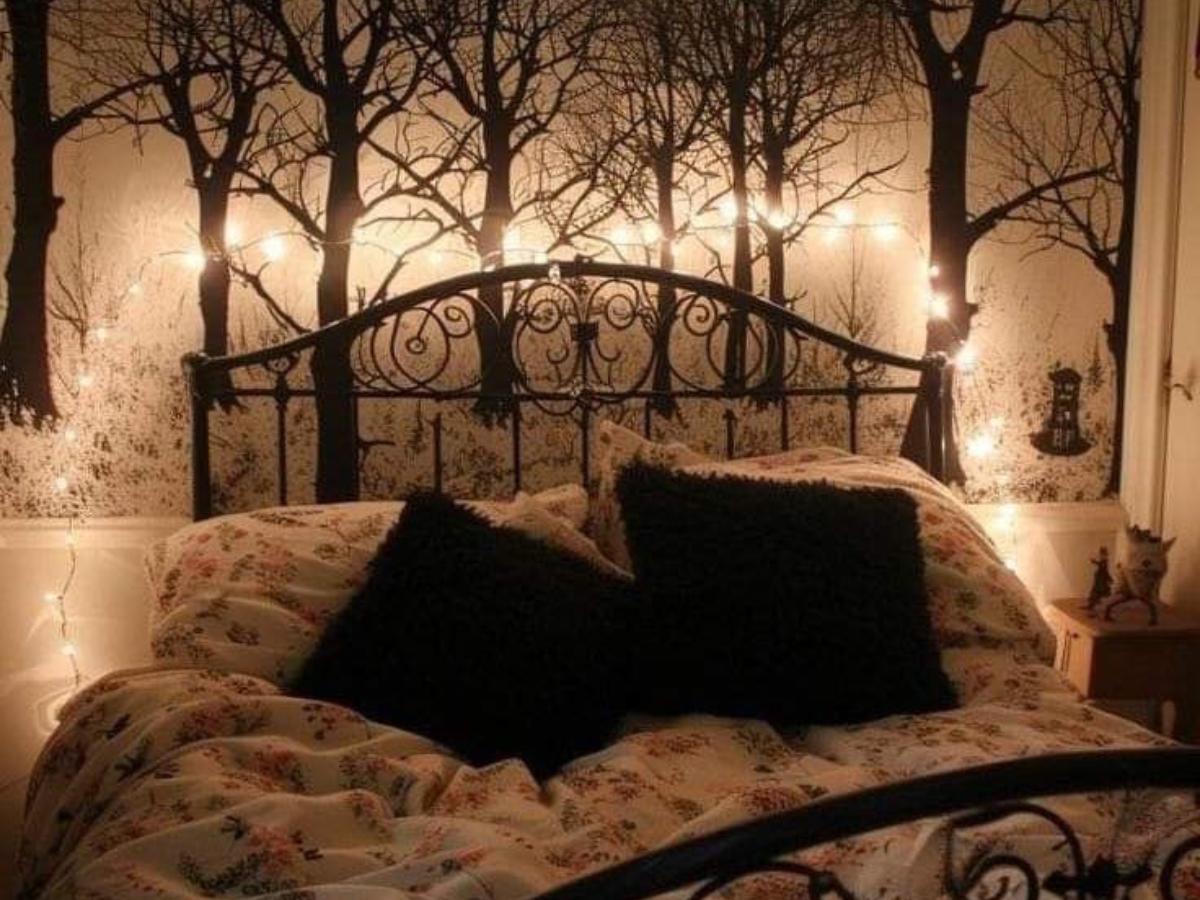 eerie halloween bedroom ideas 01