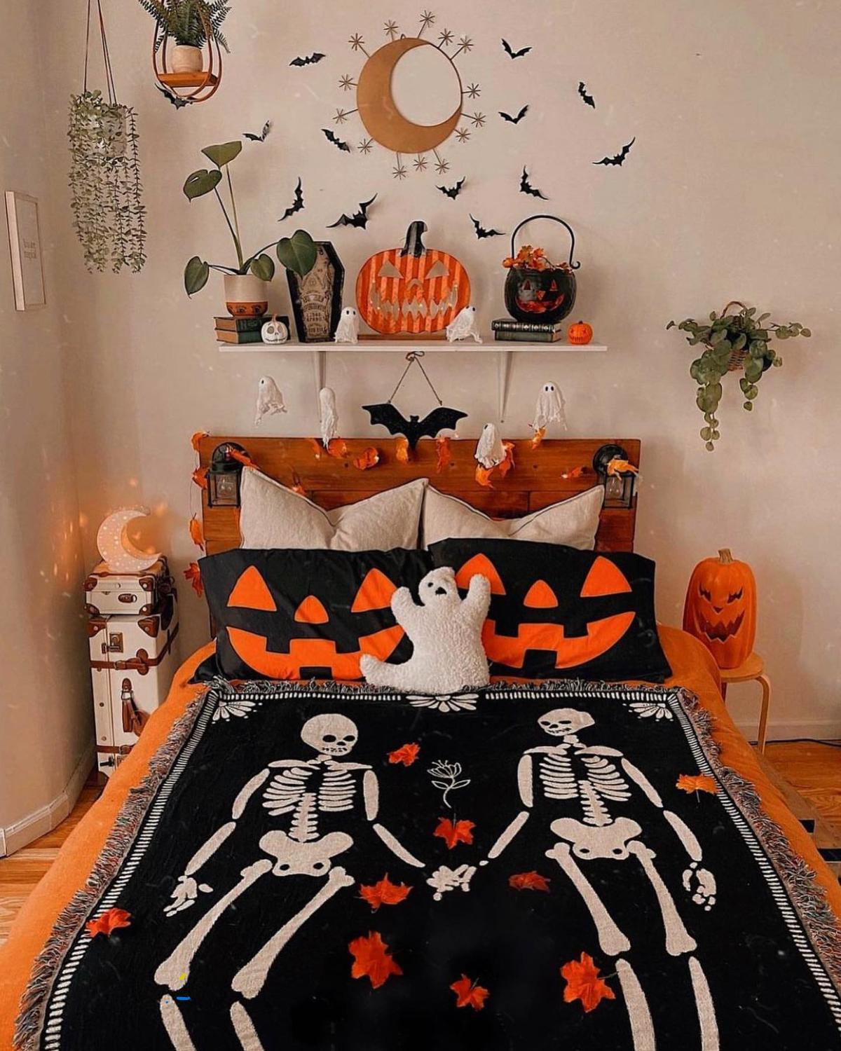 eerie halloween bedroom ideas 05