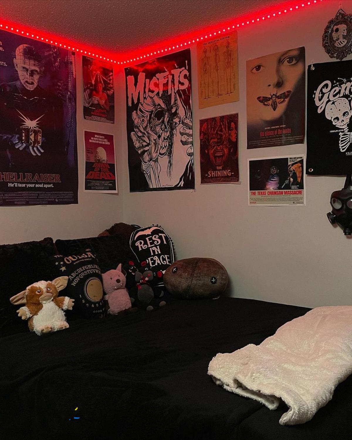 eerie halloween bedroom ideas 07